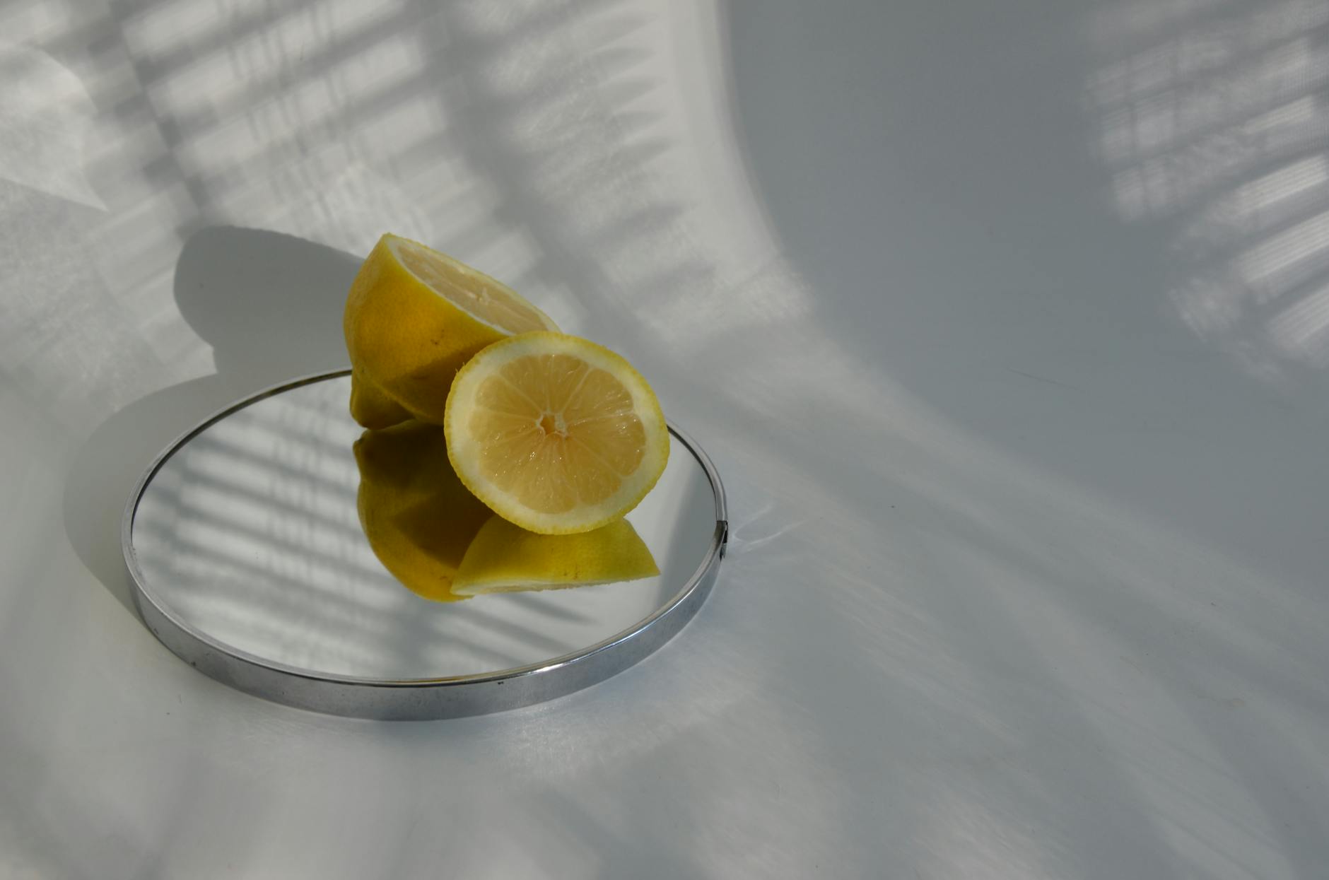 Ein eleganter Lemon-Vibrator auf weicher weißer Seide, perfekt für sanfte Wiederentdeckung nach langer Pause
