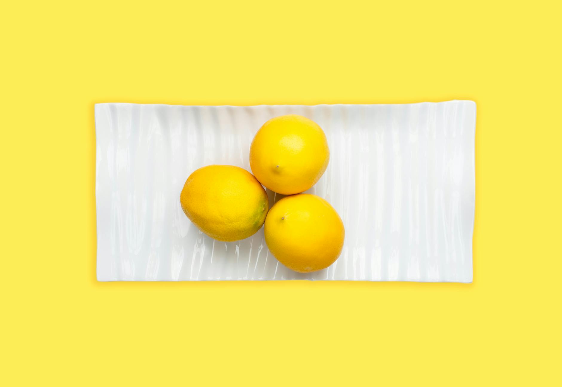 Frische Zitronen auf weißem Untergrund, Symbol für Frische und Lemon Clit Shop