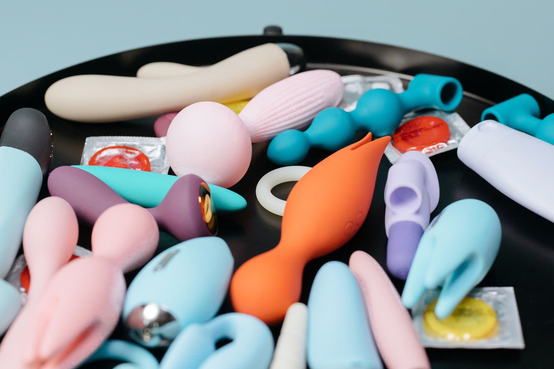 Ein stilvoller Vibrator auf weißem Seidenstoff, perfekt für die Vorbereitung auf Selbstvergnügen