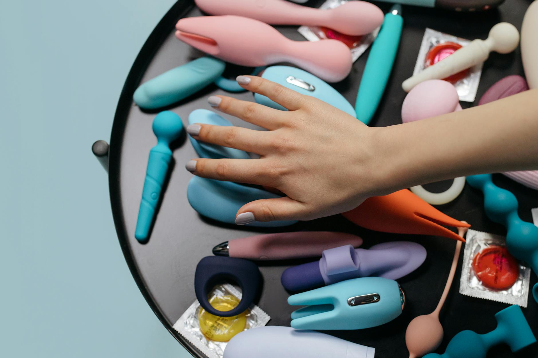 Verschiedenfarbige Lemon-Vibratoren und Sextoys in nahaufnahme auf dunklem Hintergrund