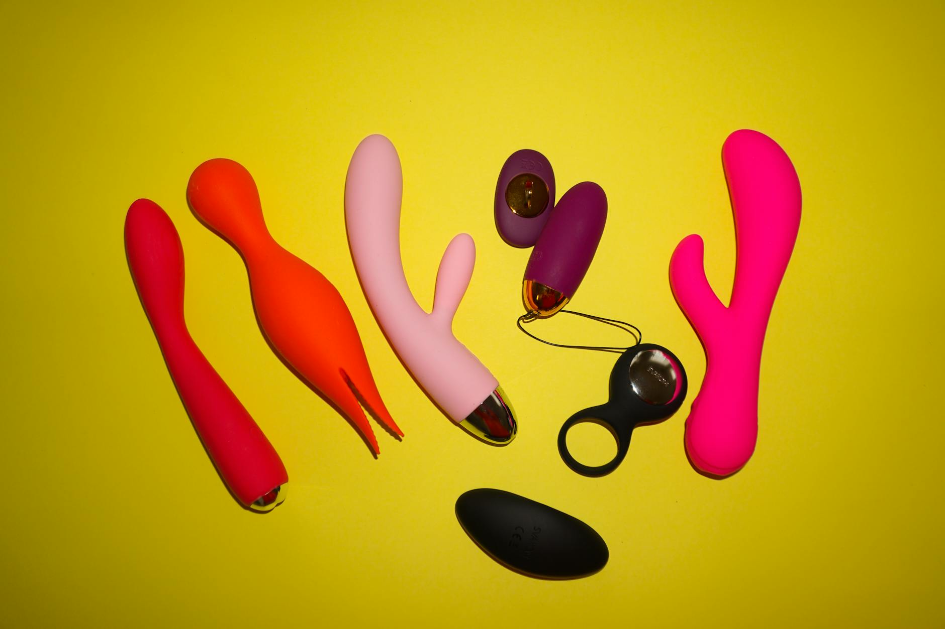 Farbenfrohe Sammlung verschiedener Lemon-Vibratoren und Sextoys auf hellem Untergrund