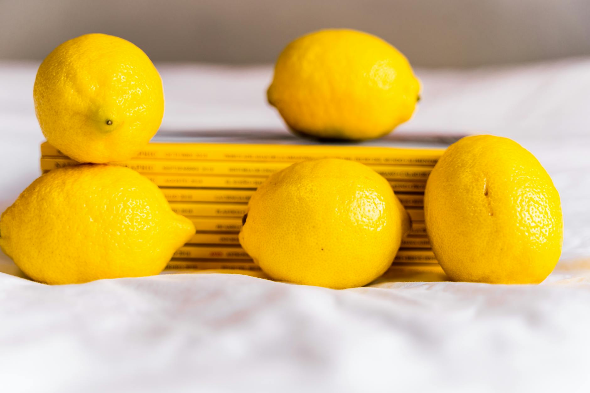Frische Zitronen mit angenehmen Aromen auf Pastellhintergrund